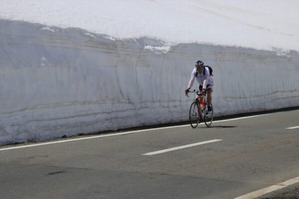 mountain cyclist snow the alps 4259434